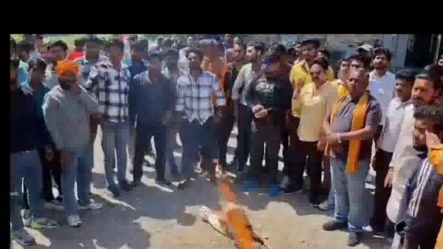 हरिद्वार! बजरंग दल और विश्व हिंदू परिषद के कार्यकर्ताओं ने भाजपा जिलाध्यक्ष का फूंका पुतला!