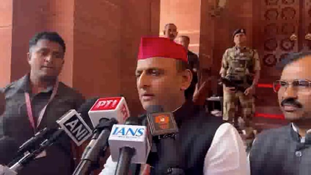 समाजवादी पार्टी के प्रमुख अखिलेश यादव ने उत्तर प्रदेश की भाजपा सरकार पर गंभीर आरोप लगाए हैं। उन्होंने कहा कि अयोध्या में एक महिला के साथ जो घटना घटी है, पुलिस उसे छुपा रही है। उनका आरोप है कि महिला के साथ बलात्कार हुआ है और फिर उसे मार दिया गया।#politics