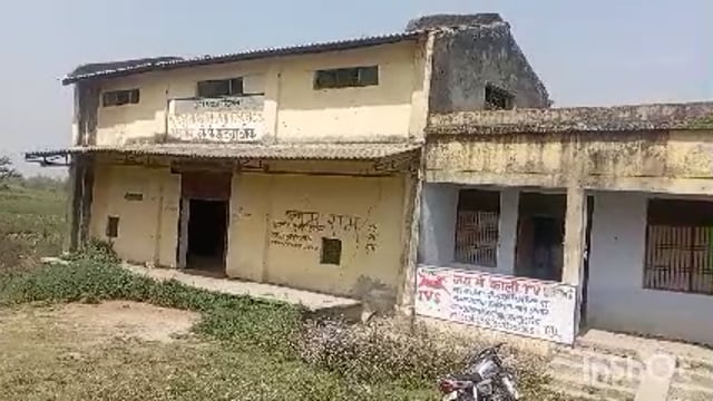 साधन सहकारी समिति मेहनौन की हालत अति दयनीय मकान जर्जर गंदगी का लगा अंबार  समिति के सामने लगा हैंडपंप भी खराब 