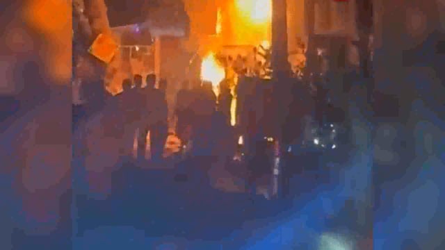 झांसीः एसबी आई के एटीएम में लगी भीषण आग, पहुंची दमकल की दो गाड़ियां आग बुझाने, सदर बाजार की घटना