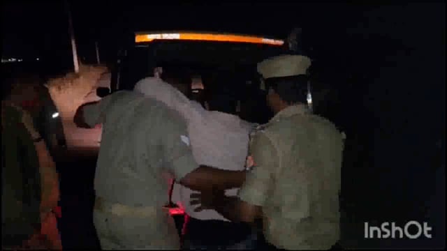 गाजीपुर पुलिस मुठभेड़ में चोरी की दो भैंस  समेत मैजिक बरामद एक गौ तस्कर के पैर में लगी गोली