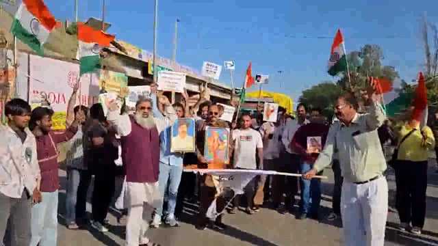 आतंकवाद निरोधी मोर्चा के नेता वीरेश शांडिल्य ने अंबाला में खालिस्तान के झंडे जलाए और पंजाब सड़क परिवहन निगम (PSRTC) की बसों पर भारत माता के पोस्टर लगाए। यह कदम उन्होंने देशभक्ति का संदेश देने और खालिस्तान समर्थकों के खिलाफ विरोध जताने के रूप में उठाया। शांडिल्य ने इस अवसर पर भारत की एकता और अखंडता के प्रति अपनी प्रतिबद्धता जाहिर की और कहा कि ऐसे प्रतीकों का विरोध किया जाएगा जो देश के खिलाफ हों।
#politics