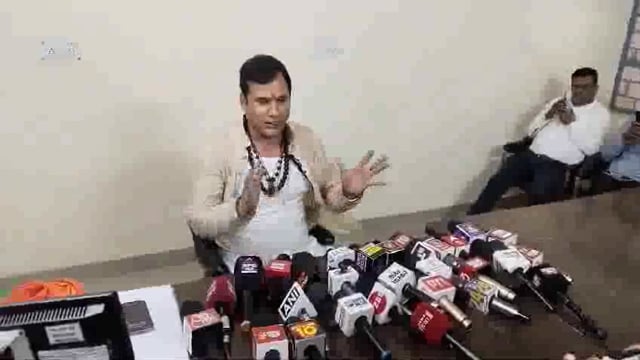 administration 

गाजियाबाद में BJP विधायक नंदकिशोर गुर्जर ने एक प्रेस कॉन्फ्रेंस के दौरान पुलिस और प्रशासन पर गंभीर आरोप लगाए। गुर्जर ने कहा कि उन्होंने रामकथा की परमिशन ली थी, लेकिन फिर भी पुलिस ने कलश यात्रा रोकने की कोशिश की। उनका आरोप था कि पुलिस ने महिलाओं से बदतमीजी की और उनके कलश गिराए। इसके साथ ही, उन्होंने दावा किया कि पुलिस ने उनके साथ टकराव किया और उनकी हत्या की कोशिश की थी।#politics