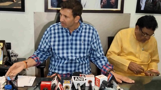 कांग्रेस नेता जितू पटवारी ने भाजपा के बुजुर्ग नेताओं पर निशाना साधते हुए कहा कि जब भाजपा के पास जनहित के मुद्दों पर बात करने के लिए कुछ नहीं होता, तो वे नफरत से भरे हुए बयान देना शुरू कर देते हैं। पटवारी ने आरोप लगाया कि अब भाजपा के नेता पाकिस्तान जैसे संवेदनशील विषयों का सहारा लेकर माहौल को गरमाने की कोशिश कर रहे हैं, ताकि असली मुद्दों से लोगों का ध्यान भटका सकें।
उन्होंने#politics