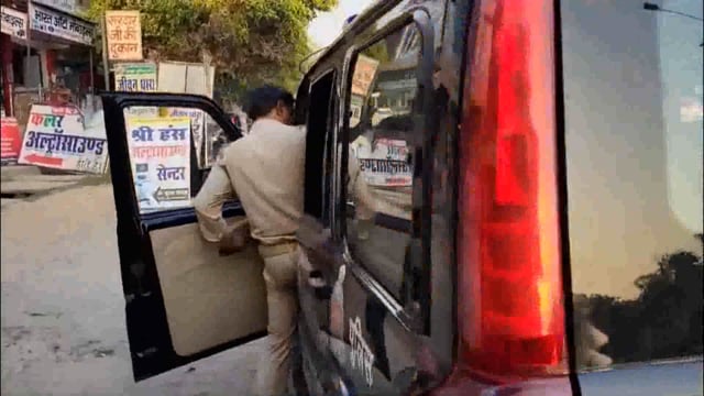 यूपी डायल 112 पुलिस की गाड़ी में दिखाई दिया पालतू स्वान , कांस्टेबल ने दी मामले पर सफाई।