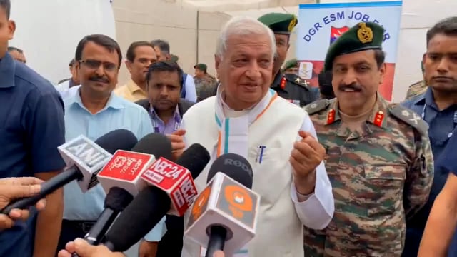 बिहार के राज्यपाल आरिफ मोहम्मद खां ने दानापुर कैंट में रक्षा मंत्रालय की ओर से आयोजित रोजगार मेला के उद्घाटन के बाद मीडिया से बातचीत करते हुए कहा कि सेवानिवृत्त सैनिकों का ध्यान रखना हम सबकी जिम्मेदारी है। उन्होंने इस बात पर जोर दिया कि यह सैनिक हमारे देश की सेवा में कई साल बिता चुके हैं और उनकी भलाई सुनिश्चित करना हमारी प्राथमिकता होनी चाहिए।
राज्यपाल#politics