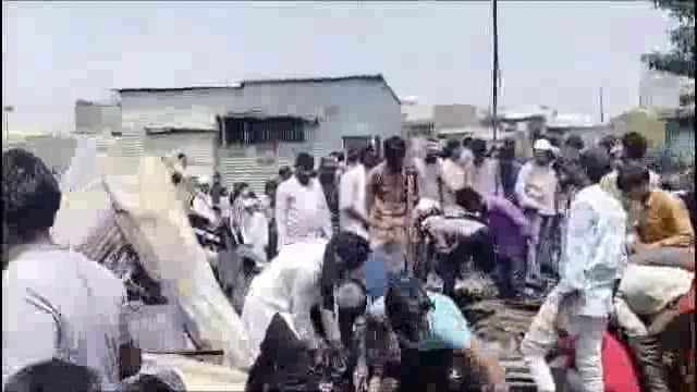 शॉर्टसर्किटमुळे तीन घरांना आग सिलेंडरचा भडका #fire 