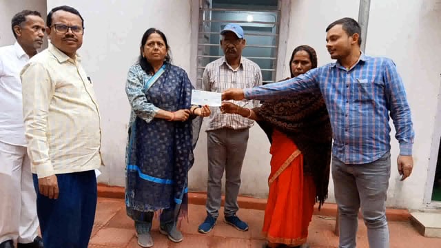 BANKA: पीड़ित परिवारों के आश्रितों को प्रदान किया गया आपदा अनुग्रह अनुदान राशि