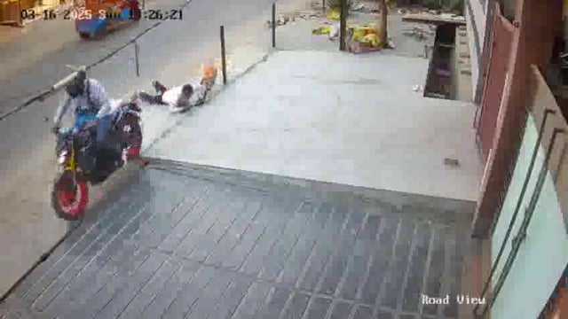 मेरठ जिले में बाइकर्स बदमाशों ने एक और वारदात को अंजाम दिया। बाइक पर सवार बदमाशों ने डॉक्टर आरके तोमर से सोने की चेन लूट ली#crime