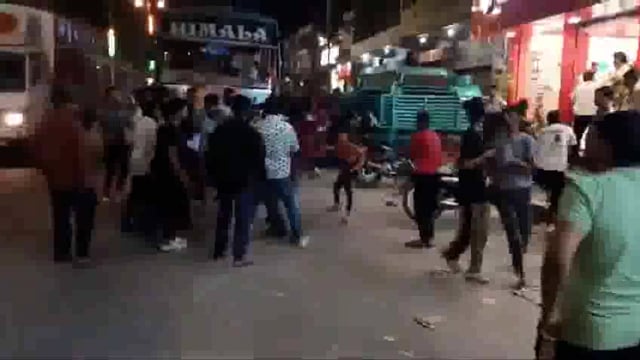 संभल जिले में संतरे के रेट को लेकर हुए विवाद के कारण फल विक्रेताओं और श्रद्धालुओं के बीच जमकर संघर्ष #crime