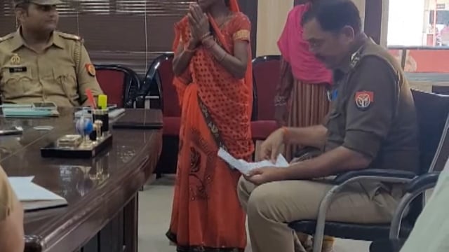 कुछ लोगों ने गाली-गलौज करते हुए युवती को पीटा