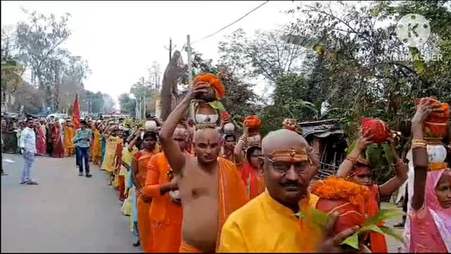श्री श्री 108 महारुद्र यज्ञ एवं श्रीमद् भागवत कथा ज्ञान यज्ञ को लेकर महादेवपुर गांव से निकल गई कलश शोभायात्रा।