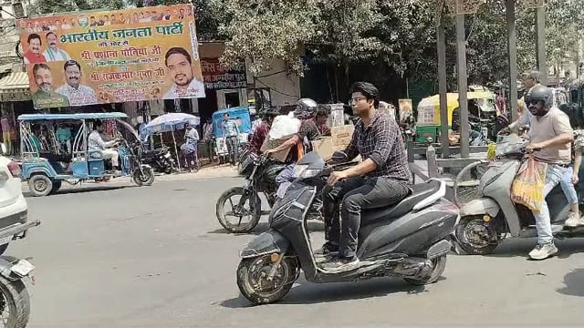 आगरा ट्रैफिक पुलिस का सहनेकार चेहरा सामने आया बोदला चौराहे पर सभी को ट्रैफिक के नियम बताएं एवं चालान किए गए