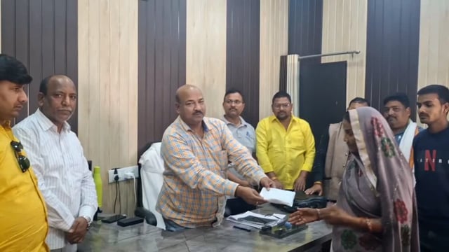 वीडीओ ने रोजगार सेवक की पत्नी को दी आर्थिक सहायता