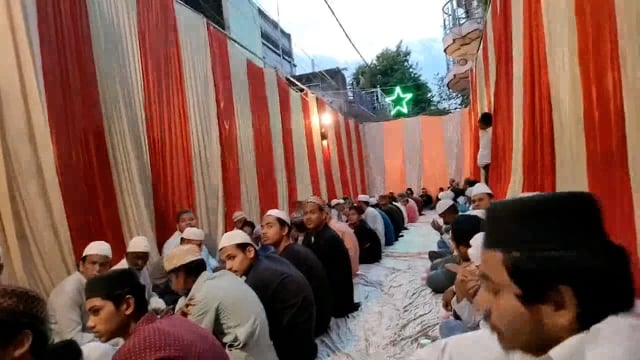 झांसी प्रेमनगर नगरा बिहारीपुरा मोहल्ले में नौजवान कमेटी ने रोजा इफ्तार का इंतजाम किया गया जिसमें आए हुए सभी रोजदारों ने 