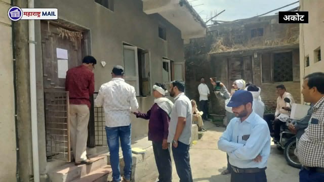 थकबाकीदारांवर अकोट नगर परिषदेची सीलची सर्जिकल स्ट्राइक