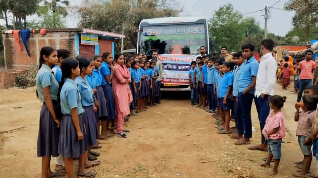 BANKA: स्टॉल पर आदर्श विद्यालय  हेतु निर्धारित आधारभूत सुविधाओं के त्रिआयामी मॉडल को किया गया प्रदर्शित