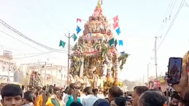 वृंदावन के दस दिवसीय ब्रह्मोत्सव रथ मेला में भगवान गोदारंमन्नार ने विशालकाय 60 फीट ऊंचे रथ पर सवार होकर दिए दर्शन।