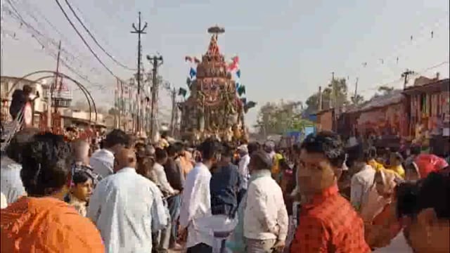 दस दिवसीय ब्रह्मोत्सव पर 60 फीट ऊंचे विशालकाय चंदन के रथ में सवार होकर भगवान गोदारंमन्नार ने दिए भक्तों को दर्शन।