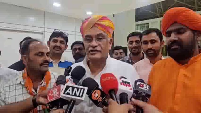 केंद्र सीमावर्ती क्षेत्र में पर्यटन गतिविधियों के नहीं बढ़ने को लेकर केंद्रीय संस्कृति एवं पर्यटन मंत्री गजेंद्र सिंह शेखावत ने पूर्ववर्ती सरकारों को जिम्मेदार बताया। शेखावत ने कहा कि पहले की सरकारों की यह सोच हुआ करती थी कि सीमावर्ती क्षेत्र प्रतिबंधित रहें। वहां लोगों#politics