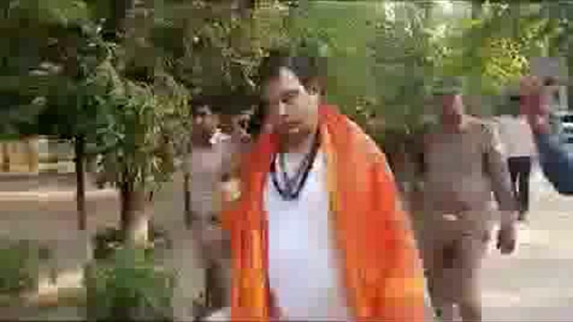 फटे कुर्ते पर भगवा चादर डाल बैठक में पहुंचे BJP विधायक 

गाजियाबाद में BJP के लोनी विधायक नंदकिशोर गुर्जर फटे कुर्ते में नंगे पैर एक मीटिंग में पहुंचे
#politics