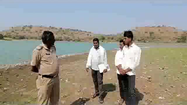 पिंपरी तलावात एका व्यक्तीचा मृतदेह पाण्यावर तरंगताना आढळून आला.