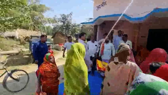 भाजपा  नेता अमरेंद्र सिंह पिंटू स्मृति ईरानी के जन्मदिन पर गरीबों को साड़ी वितरित किए हवन पूजन कर दीर्घायु कामना किया 