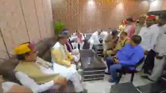 🚨 संतकबीरनगर : सपा डेलीगेशन को प्रशासन ने रोका, पुलिस से झड़प 
🚧 कर्री गांव जा रहे समाजवादी पार्टी के डेलीगेशन को रोका गया
⚠️ सपा नेताओं की पुलिस और प्रशासन से तीखी झड़प
🔥 होली के दिन मारपीट और आगजनी में घायल व्यक्ति की हुई मौत
👥 पीड़ितों से मिलने जा रहे थे सपा नेता, प्रशासन ने नहीं दी अनुमति
📢 सपा नेताओं ने पुलिस-प्रशासन के खिलाफ की नारेबाजी