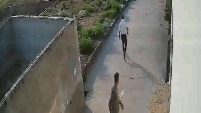 राष्ट्रीय लोकदल के नेता की खड़े खड़े मौत, सीसीटीवी में कैद हुई लाइव मौत हार्ट अटैक से खड़े खड़े हुए रालोद नेता अमित चौधरी की मौत। घर के बाहर खड़े थे अमित चौधरी, अचानक जमीन पर गिरे और हो गई मौत। 
#political