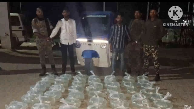 पुलिस ने टेंपो पर लदा 590 लीटर महुआ शराब के साथ दो लोगों को दबोचा