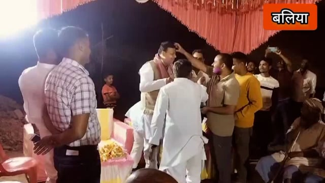 हड़िहा कला ग्राम सभा में  आयोजित होली मिलन समारोह में सपा नेता नीरज सिंह गुड्डू ने एक दूसरे को अबीर गुलाल लगाकर दी बधाई