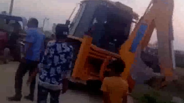 जेसीबी से मिट्टी निकालने पर हुआ विवाद जान से मारने की धमकी मामला ग्राम बलीपुर झींगुर का मामला थाना महेशगंज कुंडा प्रतापग