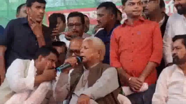 राजद सुप्रीमो लालू यादव आज मोतिहारी के कल्यानपुर स्थित राजद विधायक मनोज यादव के पैतृक गांव यमुनियाँ पहुंचे, जहां उन्होंने कॉमरेड यमुना यादव की 11वीं पुण्यतिथि के मौके पर आयोजित सभा को संबोधित किया। इस मौके पर भारी संख्या में समर्थक जुटे, और सभा स्थल पर जबरदस्त उत्साह देखा गया।#politics