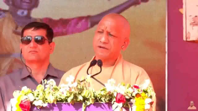 उत्तर प्रदेश के मुख्यमंत्री योगी आदित्यनाथ ने पिछले 10 वर्षों में कानपुर के विकास में आई बदलावों पर चर्चा करते हुए इसे 'नए भारत' के महानगर के रूप में देखा। योगी ने कहा कि कानपुर अब एक ऐसा शहर बन चुका है, जहां विरासत और विकास का अद्भुत संगम हो रहा है।#politics