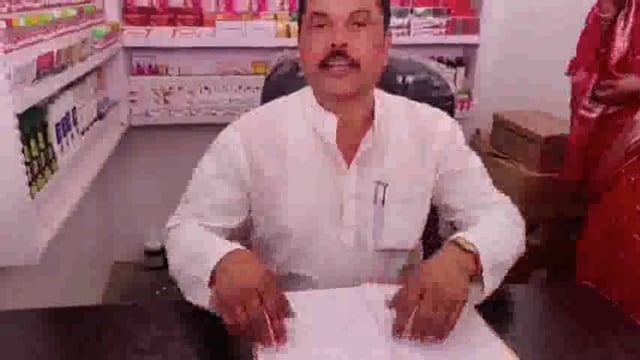 डीएम शिवकुमार विश्वकर्मा के कर कमल द्वारा आशिक हर्बल केयर एवं यूट्रस कल डिस्पेंसरी डॉक्टर अतुल विश्वकर्मा औरमिथिलेश विश्