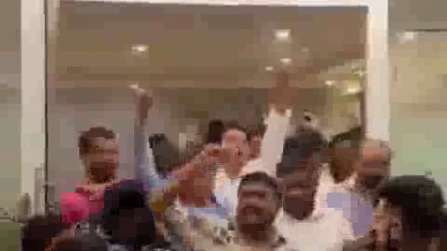 Mumbai: Shiv Sena workers vandalize Habitat Country Club over Kunal Kamra's comment on Eknath Shinde 
 #protest