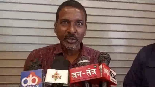 अयोध्या:नगर निगम अयोध्या में आवंटित दुकान पर बैठक एक एक करके दुकानदारों का फूटा गुस्सा 