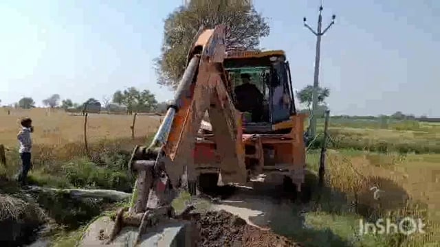 बिचपुरी चौकी क्षेत्र में सिंचाई विभाग ने माइनर की पटरी पर डाली गई किसान की पाइप को ध्वस्थ कराया