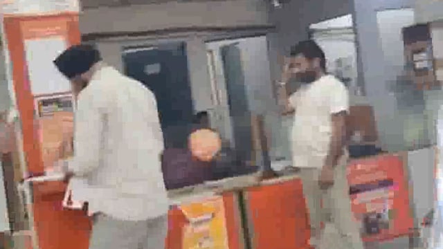 बैंक आफ बड़ौदा के कर्मचारियों से परेशान हैं खाताधारक