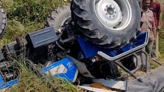 ट्रैक्टर पलटने से बाल-बाल बचा चालक व मालिक