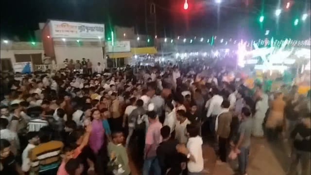 रंगजी के दस दिवसीय ब्रह्मोत्सव मेला में बीती रात दो गुटों में जमकर दे दनादन चले लात-घूसे, लोगों में मची अफरा-तफरी।