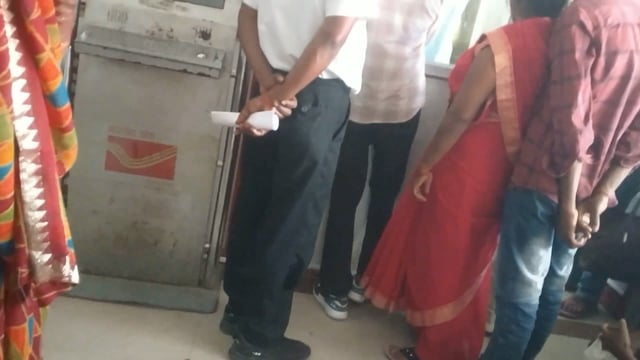 आधार कार्ड बनवाने के लिए पोस्ट आफिस में मारामारी मची है संचालक करता है लोगों से अभद्रता 