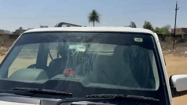 झांसी में सपा नेता के काफिले पर हमला बदमाशों ने पत्थर मारकर कार का शीशा तोड़ा लुटेरे गैंग का आतंक