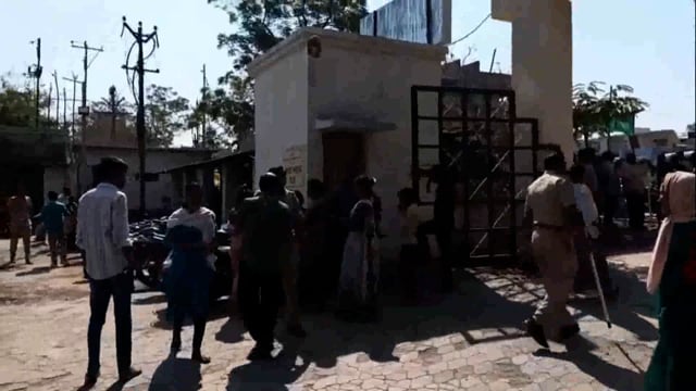 व्हिडिओतील दृश्य तुम्हाला विचलीत करू शकतात! कौटुंबिक वादाची किनार १९ वर्षीय युवकाचा घटनास्थळीच मृत्यू #crime 