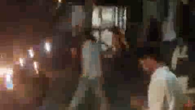 आलापुर न्यूज़ ब्रेकिंग
बिजली सप्लाई के दौरान जर्ज़र बिद्युत केबिल अचानक धू धू कर जलने से बड़ी घटना होते होते बची नगर पंचायत जहांगीरगंज के वार्ड मामपुर में मुख्य मार्ग पर शाम 7 बजे की घटना विजली बिभाग की बड़ी लापरवाही आयी सामने जर्ज़र बिद्युत केबिल से हो रही बिजली सप्लाई से तीसरी बार केबिल में फिर लगी आग करीब 10 मिनट तक धू धू कर जलती  रही