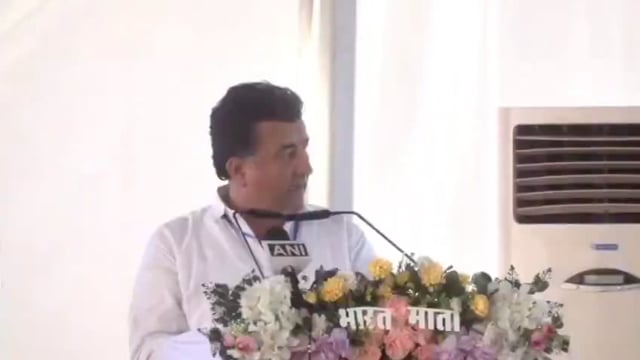 आयोजित राज्य स्तरीय महिला सम्मेलन को संबोधित करते हुए मंत्री K K विश्नोई ने बाड़मेर, जैसलमेर, बालोतरा और जालौर क्षेत्रों के लिए एक बड़ी मांग उठाई। उन्होंने कहा कि इन क्षेत्रों को भी ERCP (ईस्टर्न राजस्थान कैनाल प्रोजेक्ट) की तरह एक बड़ी सौगात दी जानी चाहिए और नर्मदा नहर का पानी यहां तक पहुंचाना चाहिए, ताकि इस क्षेत्र में जल संकट को दूर किया जा सके और किसानों की मुश्किलें हल हो सकें।
मंत्री#politics