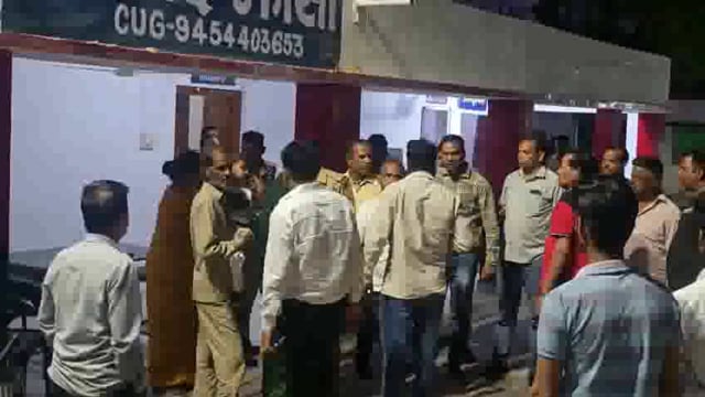 थाना प्रेमनगर ऑफिस के सामने दो पक्षों की खुलेआम गुंडागर्दी पुलिस तमाशबीन बनकर देख रही है वीडियो वायरल