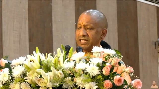 मुख्यमंत्री योगी आदित्यनाथ ने भारत की आध्यात्मिकता और उसकी गहरी सांस्कृतिक धारा की ओर इशारा करते हुए कहा कि, 