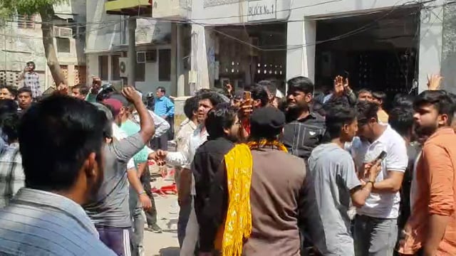 आगरा।सपा सांसद के घर पर बवाल, करणी सेना का हमला 