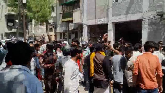 आगरा।सपा सांसद के घर पर बवाल, करणी सेना का हमला 